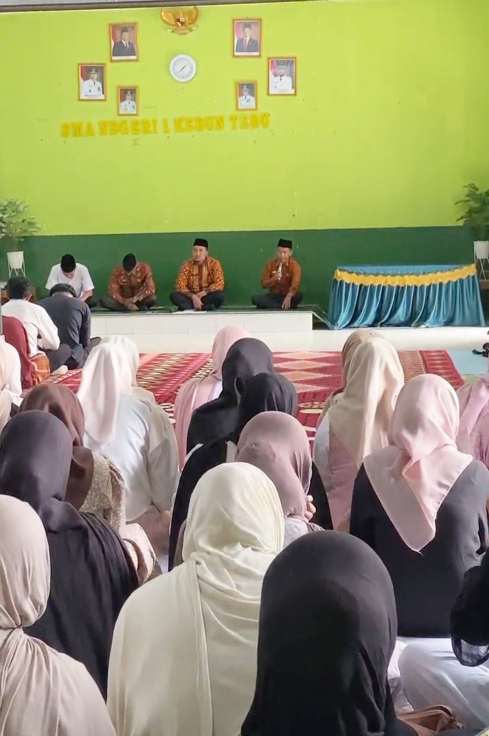 Foto wisuda dan toga SMAN 1 Kebun Tebu